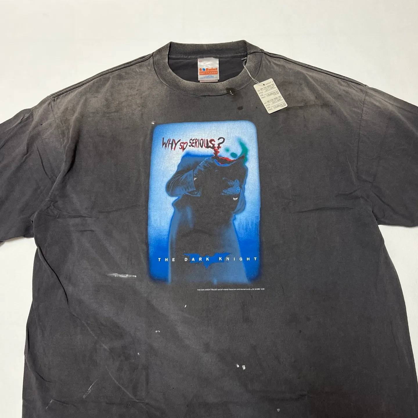 ⚠️This season's most important Batman-Joker IP collaboration SAINT Mxxxxxx x The Dark Knight BTM SS TEE/LIP/BLACK Dark Knight Batman collaboration Joker's Kiss/Joker Dagger retro distressed short-sleeves Washed black S-XL Assute ready-to-wear dyeing Ma Liu faded Re-washed to make old Genuine proofing Custom-made correct main mark Washed mark Differences see pictures and goods Top-notch printing technology God restores every detail of the original product